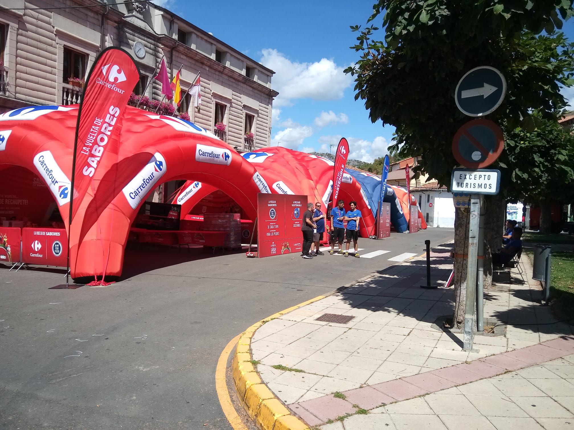 Cistierna se ha convertido este viernes en el plató perfecto para la Vuelta a España. Desde primera hora la comarca y en especial su capital ha vivido todas las novedades que acompañan a esta prueba ciclista, la más importante a nivel nacional. 