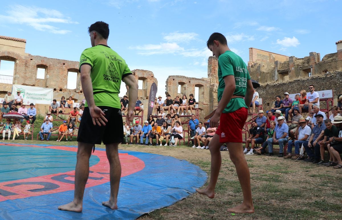 El claustro de monasterio de Sandoval ha acogido por primera vez un corro de la Liga de Verano