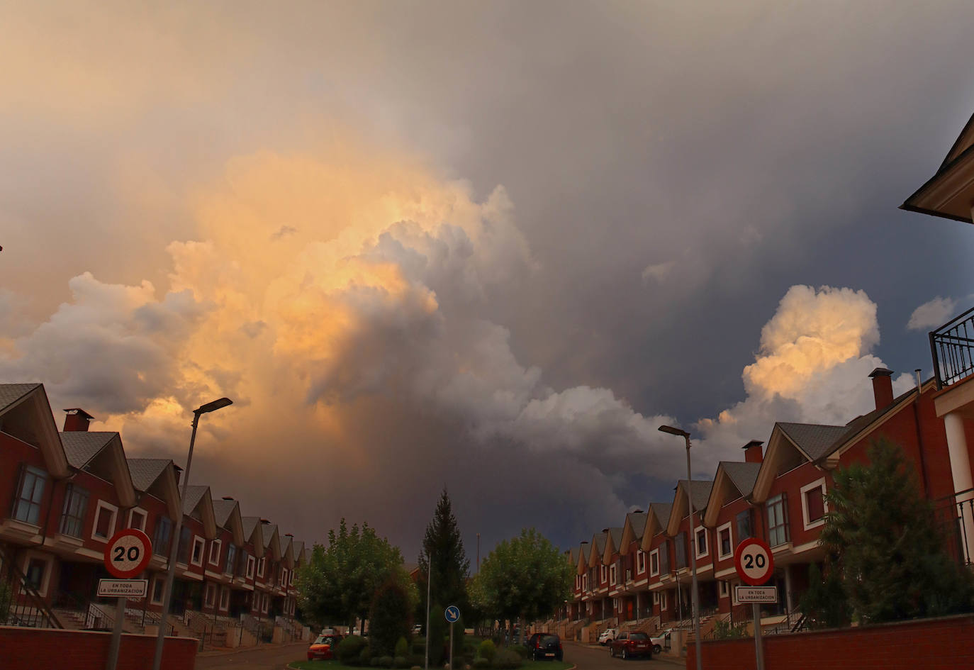 Varias tormentas recorren el alfoz de la capital leonesa al anochecer