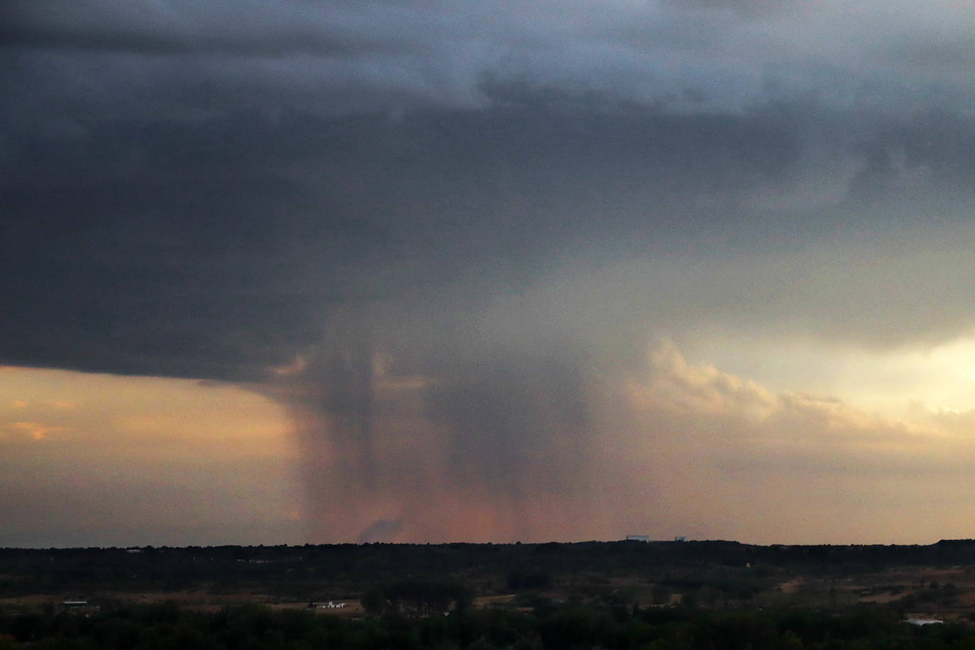 Varias tormentas recorren el alfoz de la capital leonesa al anochecer