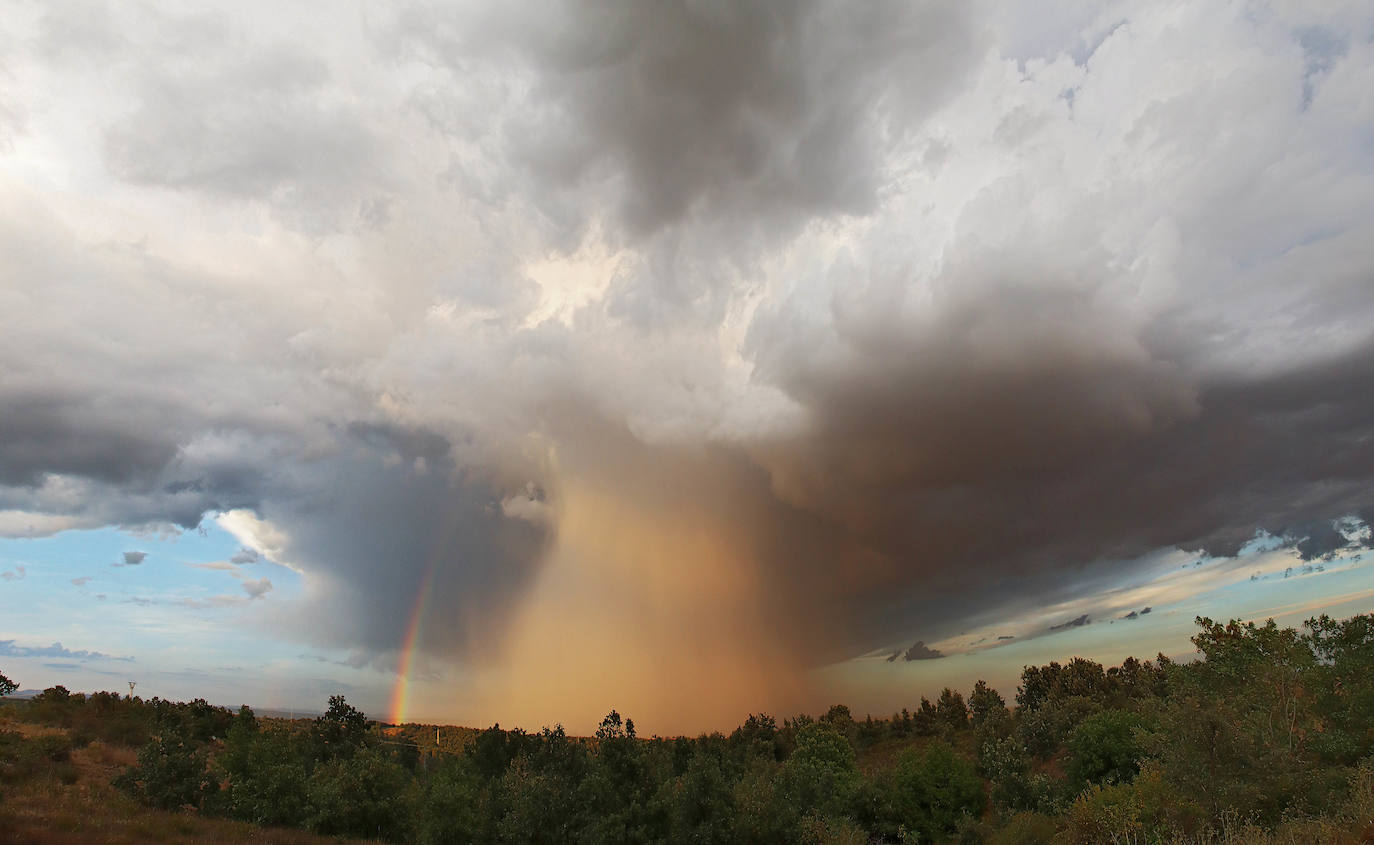 Varias tormentas recorren el alfoz de la capital leonesa al anochecer