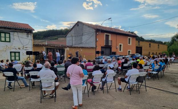 Decenas de personas acudieron a este II Encuentro de Asociaciones Municipales en Villanófar.