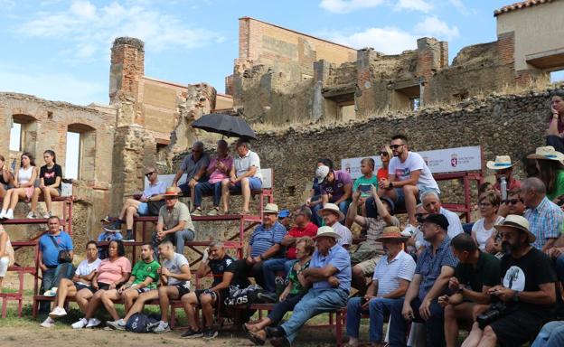 Galería. Las gradas tuveron un colorido ambiente en el interior del monasterio.