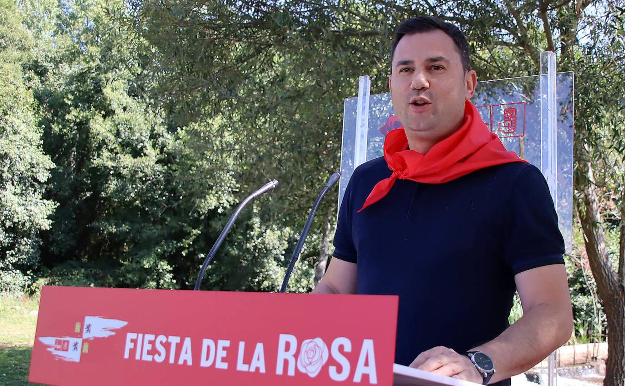 El secretario general del PSOE de León y diputado nacional, Javier Alfonso Cendón, en la Fiesta de la Rosa de Ferreras de Cepeda.