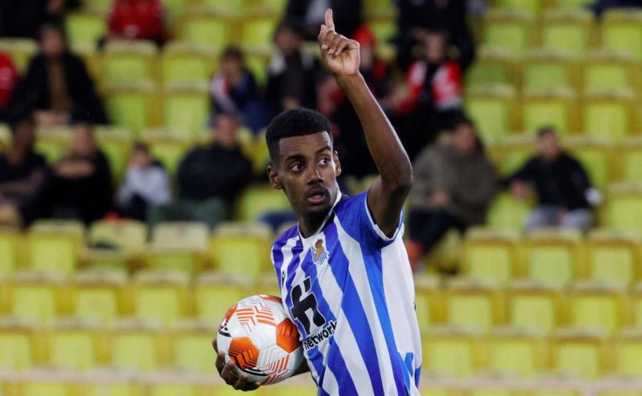 Alexander Isak celebra un gol con la Real Sociedad.