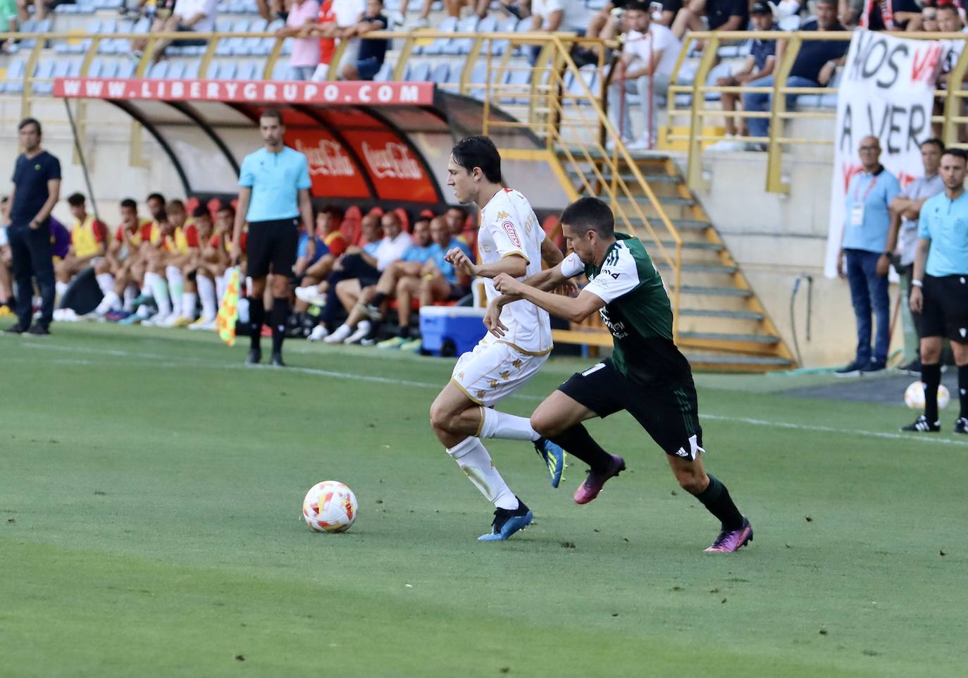 El Reino de León ha acogido la primera jornada de la Primera RFEF con el duelo entre la Cultural de Docampo y el Badajoz