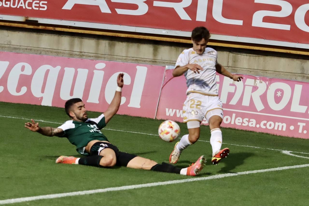 El Reino de León ha acogido la primera jornada de la Primera RFEF con el duelo entre la Cultural de Docampo y el Badajoz