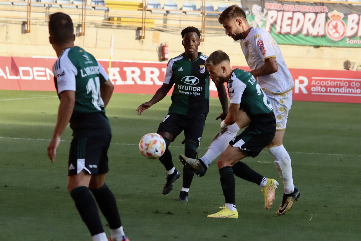 El Reino de León ha acogido la primera jornada de la Primera RFEF con el duelo entre la Cultural de Docampo y el Badajoz