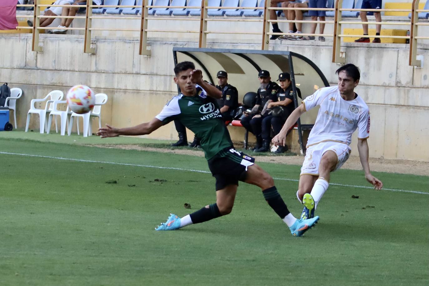 El Reino de León ha acogido la primera jornada de la Primera RFEF con el duelo entre la Cultural de Docampo y el Badajoz