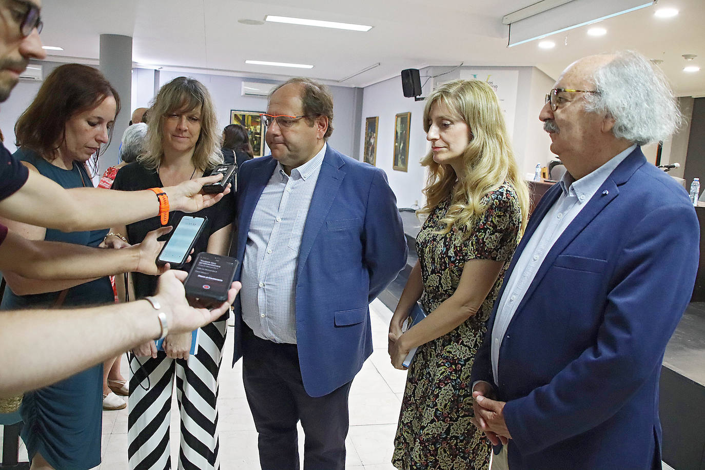 Antonio Colinas con el alcalde bañezano, Javier Carrera y la viceconsejera de Acción Cultural, Mar Sancho