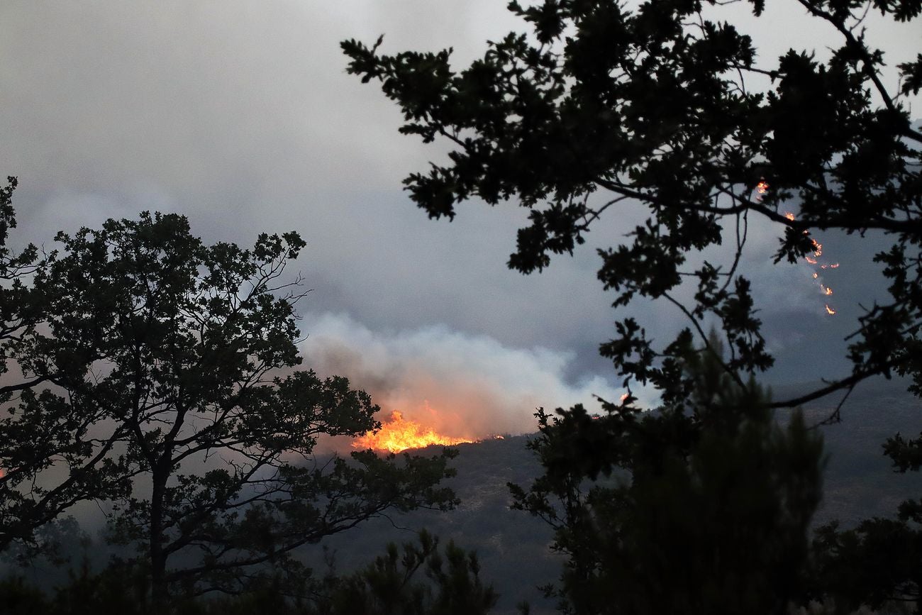 El incendio del Teleno amenaza las localidades de Boisán y Filiel. Los trabajos se centran en contener el avance de las llamas más allá del perímetro del campo de tiro. 