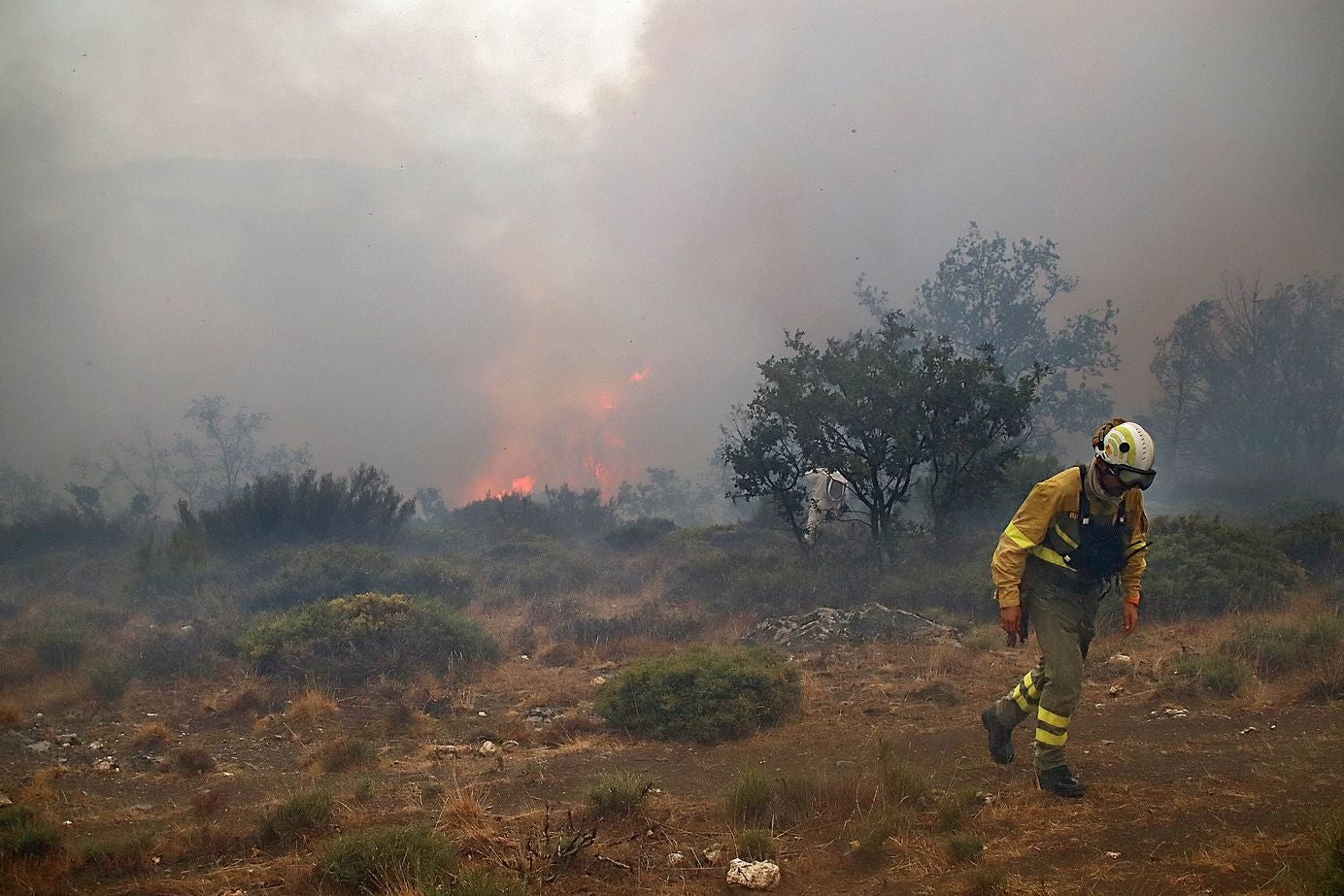 El incendio del Teleno amenaza las localidades de Boisán y Filiel. Los trabajos se centran en contener el avance de las llamas más allá del perímetro del campo de tiro. 