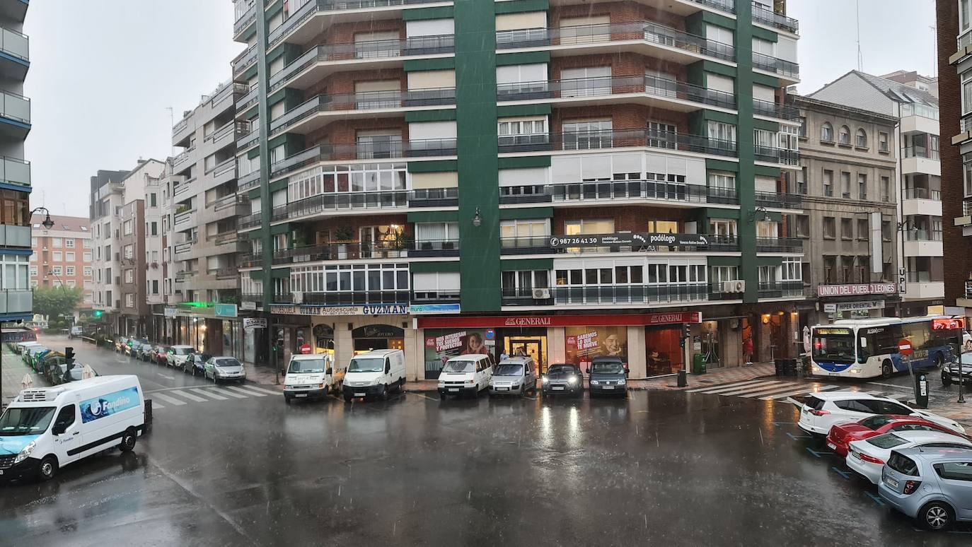 Imágenes de la lluvia este lunes 29 de agosto en León capital.