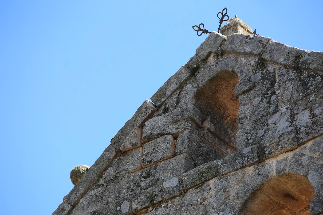 Así ha quedado la iglesia del siglo XIII de Alcañices (Zamora) en la que cayó un rayo la mañana de este lunes