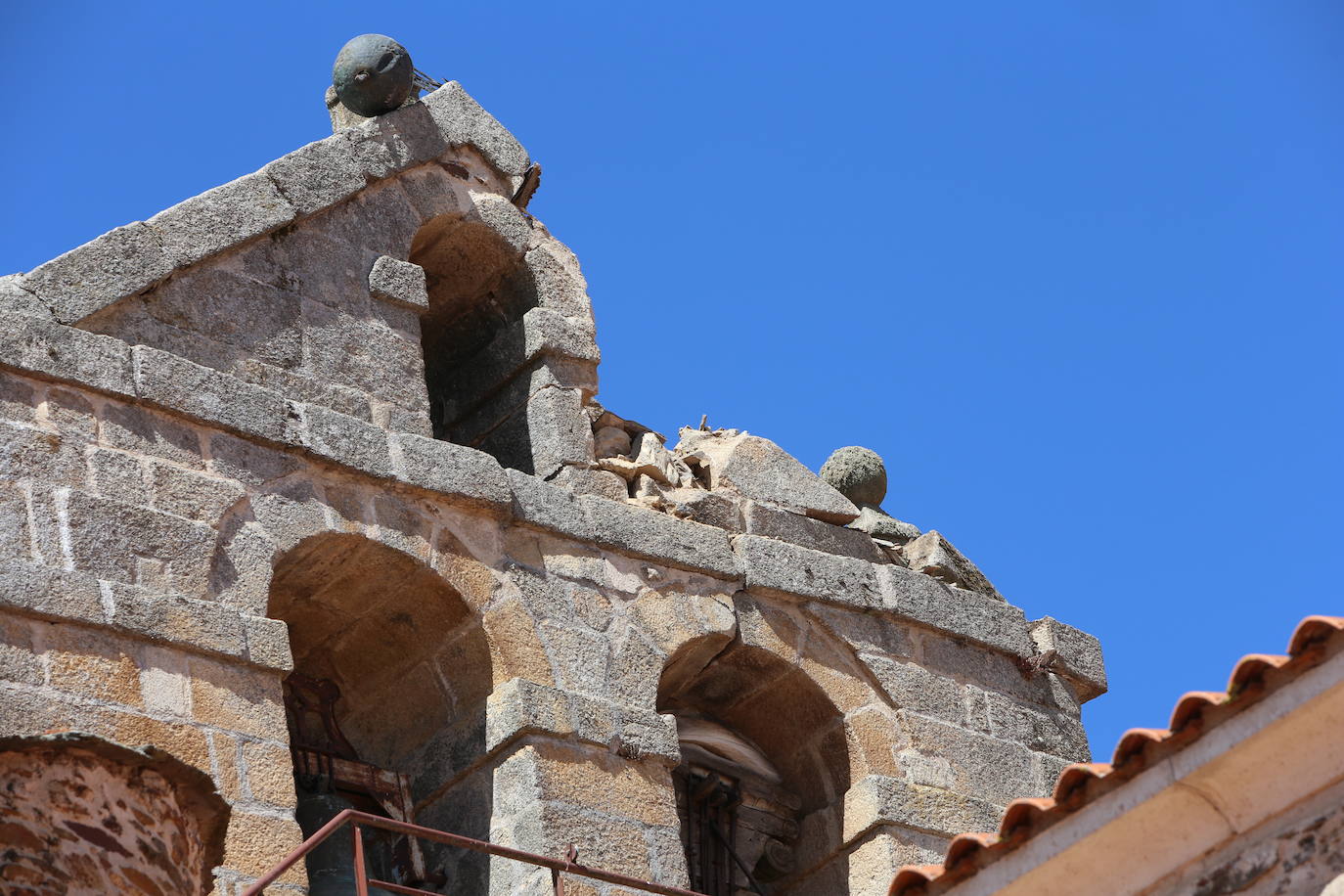 Así ha quedado la iglesia del siglo XIII de Alcañices (Zamora) en la que cayó un rayo la mañana de este lunes