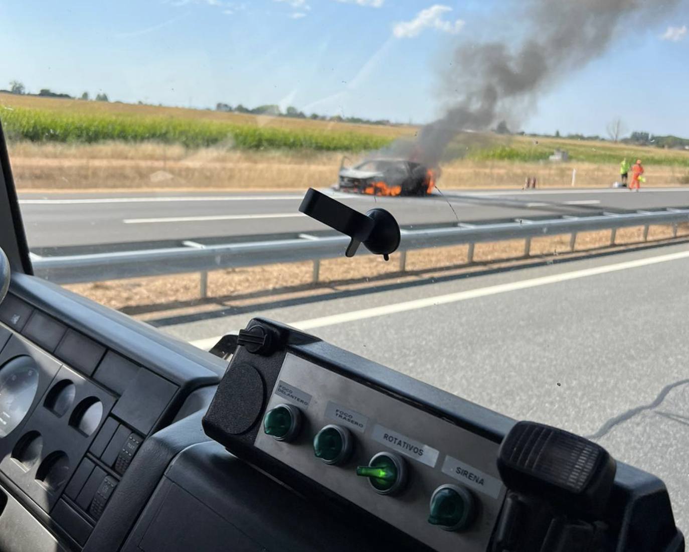 Bomberos de León intervinieron en la extinción del incendio que obligó a cortar uno de los carriles de la autopista.