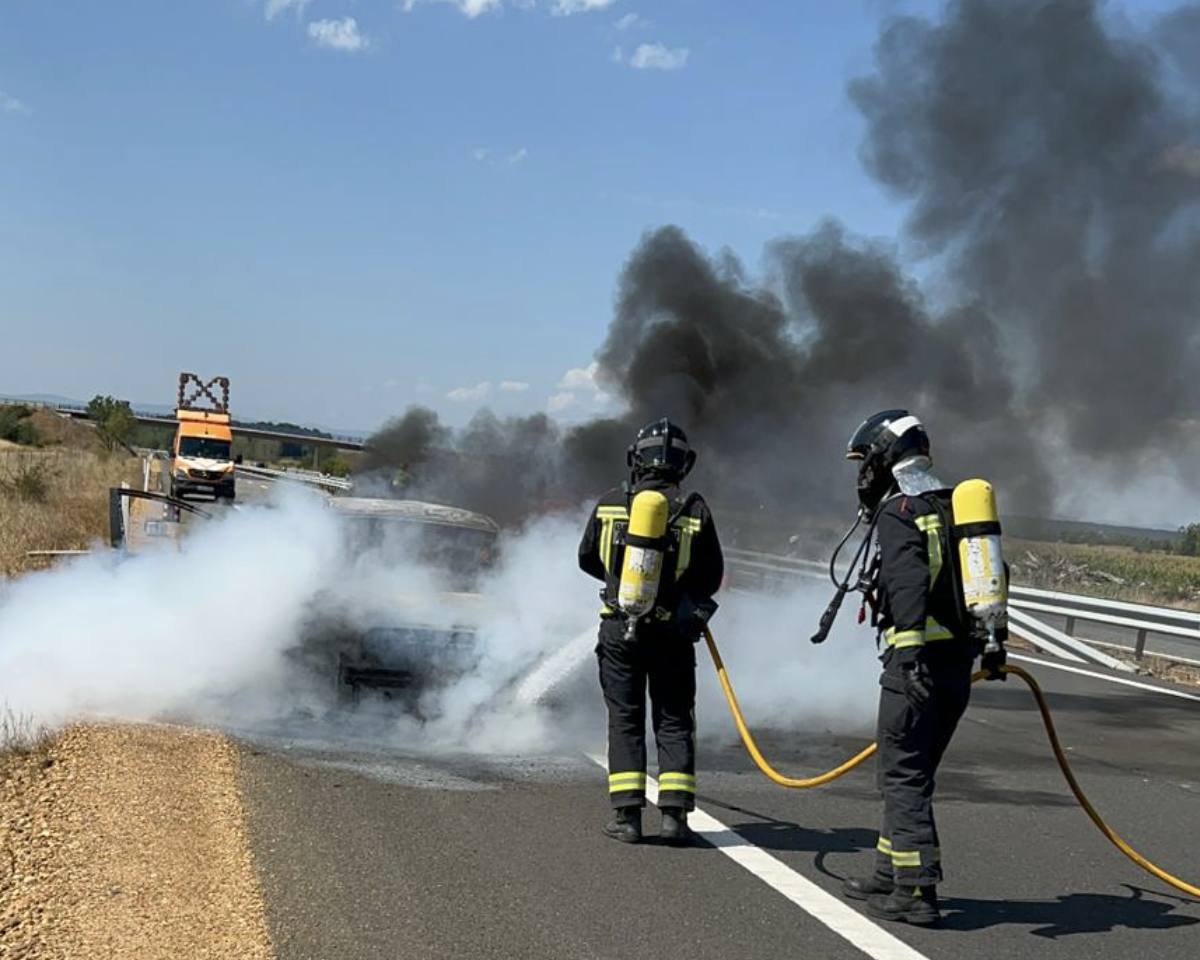 Bomberos de León intervinieron en la extinción del incendio que obligó a cortar uno de los carriles de la autopista.