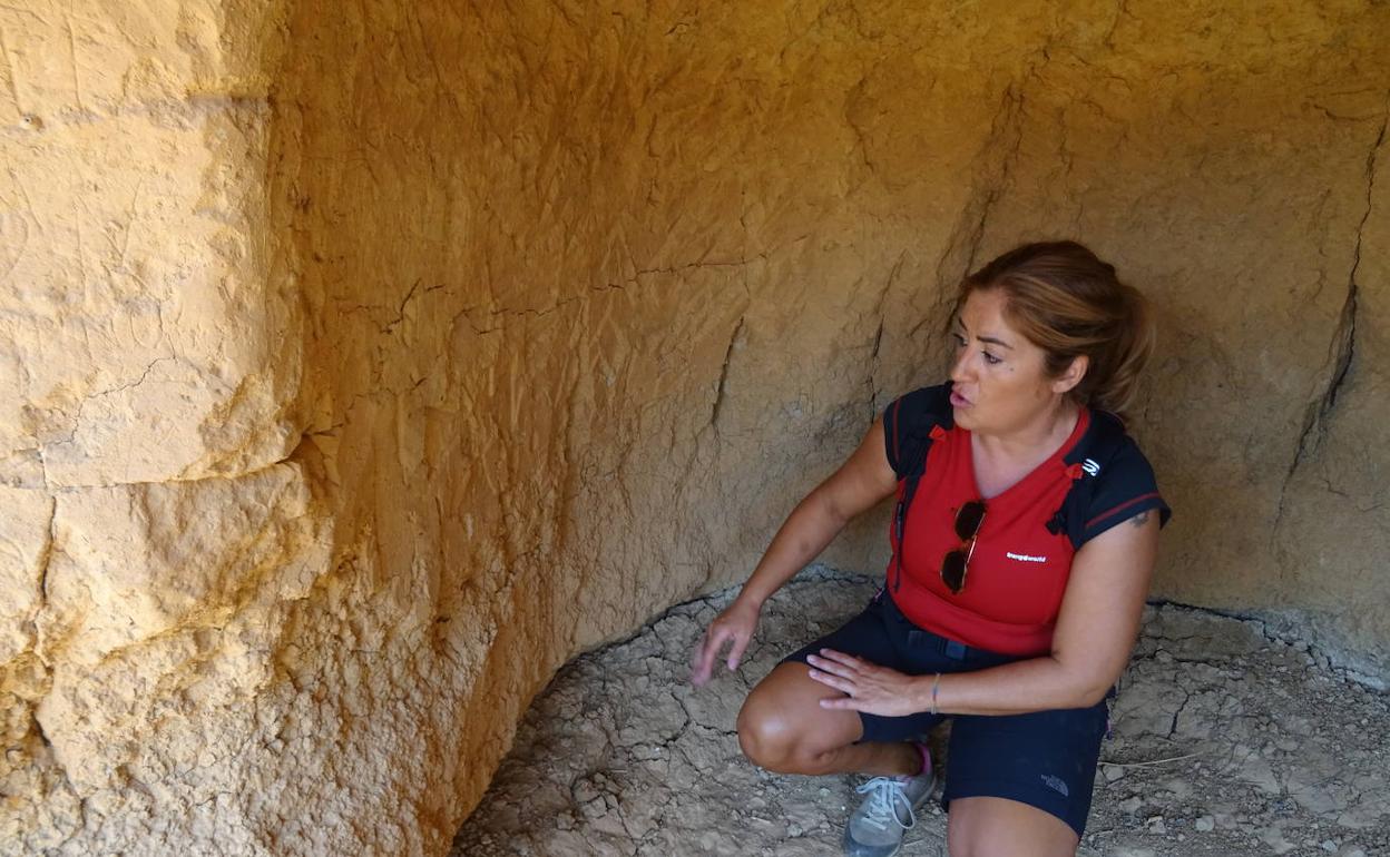 vanesa Jimeno explica las peculiaridades de la cueva.