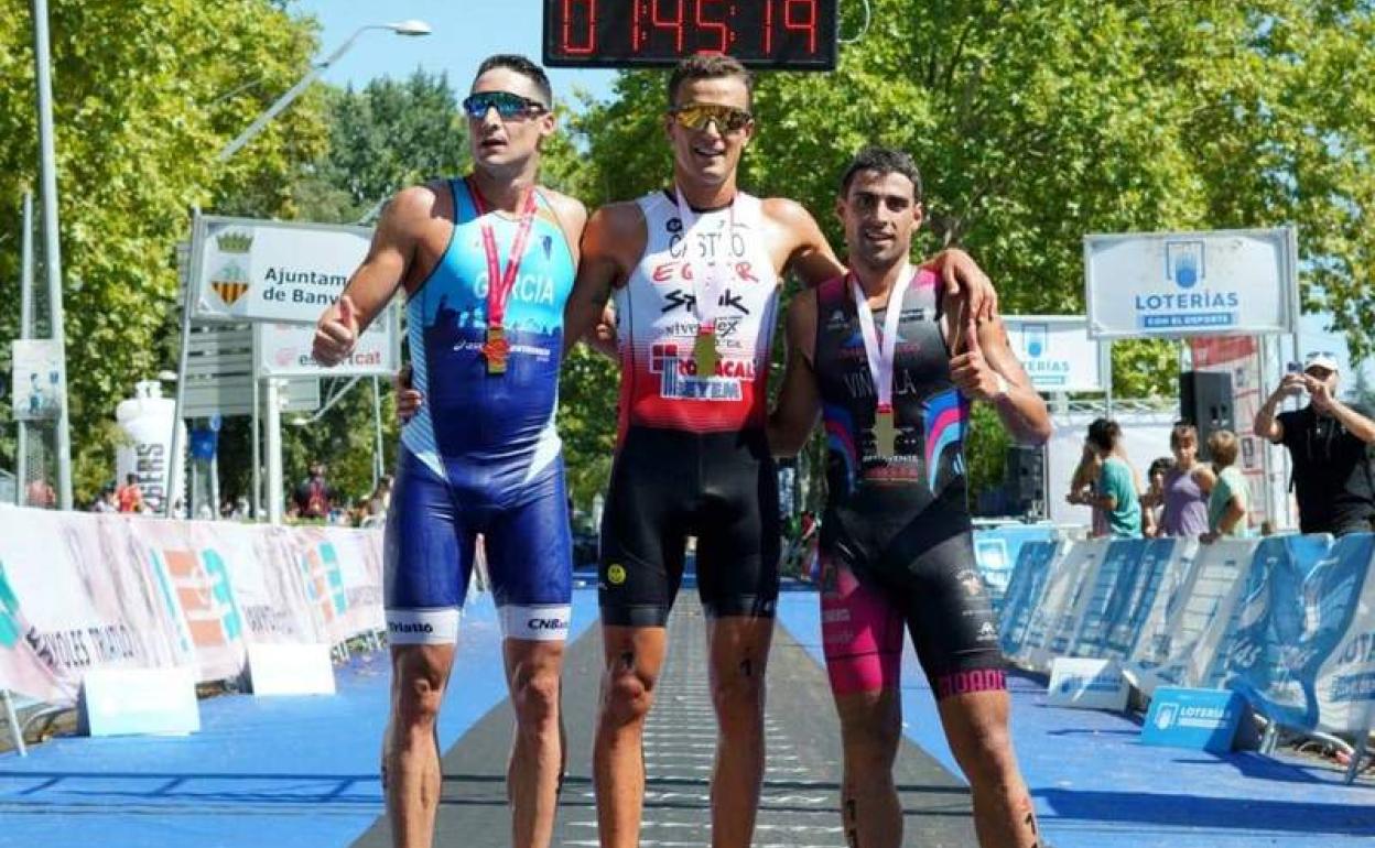 Kevin Tarek Viñuela (D), junto con los integrantes del podio y su medalla de bronce colgada.