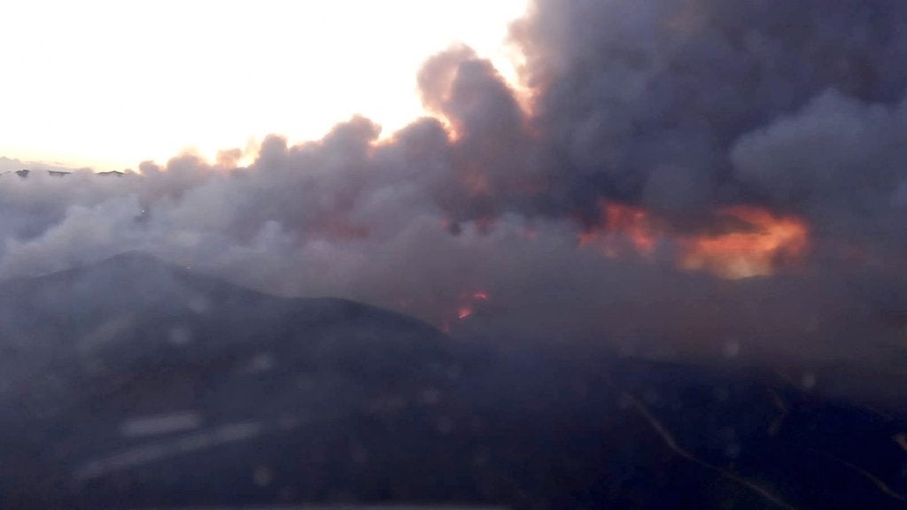 Las llamas saltan el límite de El Teleno y se declara el 'nivel 2', llega la UME y amenaza Boisán. El incendio se mantiene activo en el campo de tiro desde hace una semana pero los equipos de extinción no han podido actuar hasta esta madrugada al saltar las llamas los límites del mismo. De madrugada se barajó desalojar la localidad de Boisán, algo que finalmente pudo evitarse. 