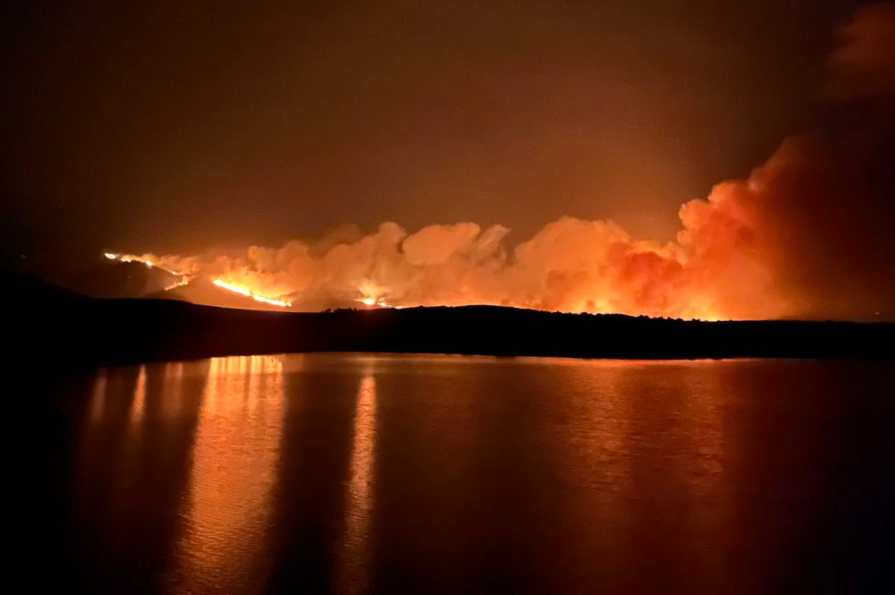 Las llamas saltan el límite de El Teleno y se declara el 'nivel 2', llega la UME y amenaza Boisán. El incendio se mantiene activo en el campo de tiro desde hace una semana pero los equipos de extinción no han podido actuar hasta esta madrugada al saltar las llamas los límites del mismo. De madrugada se barajó desalojar la localidad de Boisán, algo que finalmente pudo evitarse. 