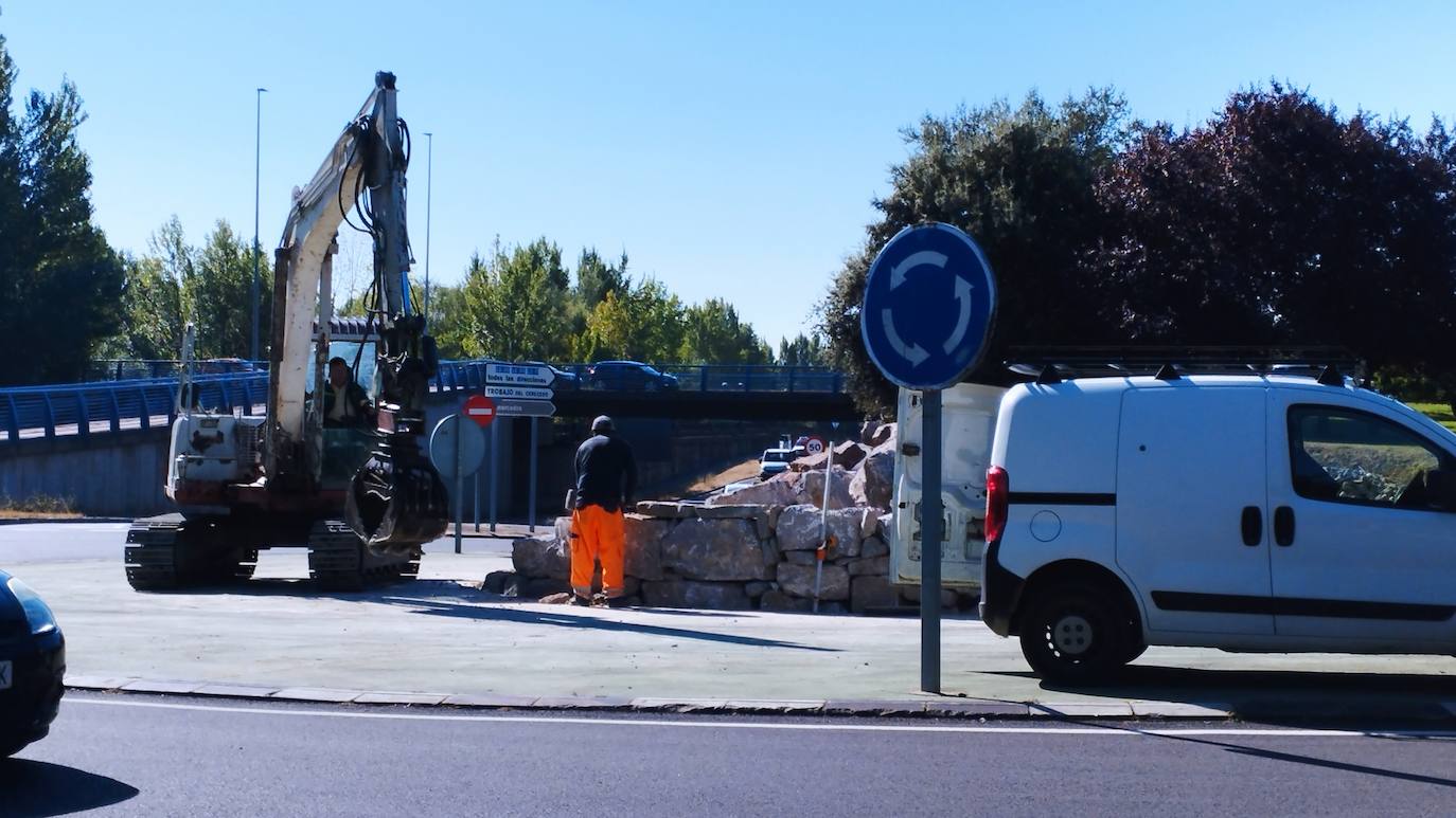 Las primeras obras para instalar la estructura metálica con tres escudos en los aledaños del estadio han comenzado