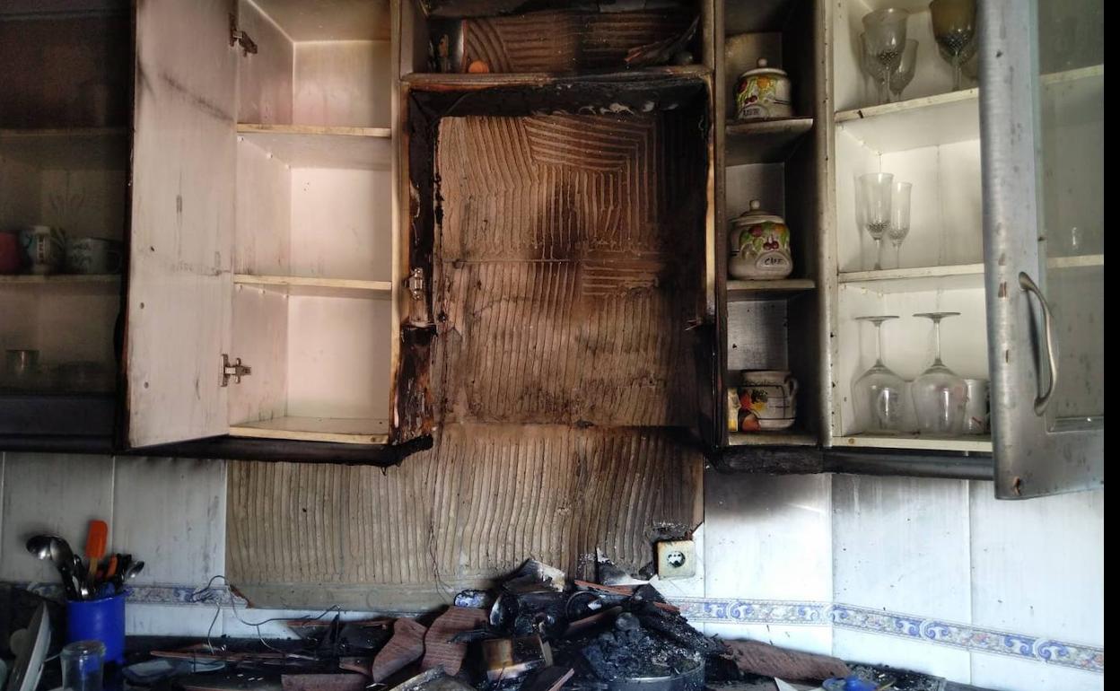 Estado en el que quedó al cocina de la vivienda donde se produjo el incendio.