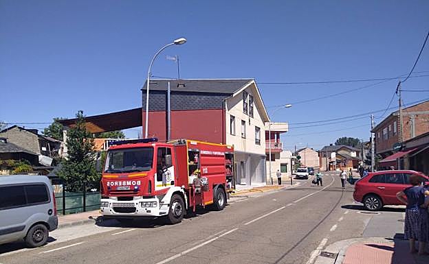 Camión de Bomberos de Ponferrada a su llegada a la vivienda afectada.