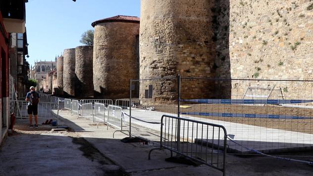 La Comisión de Patrimonio apoya una de las propuesta del Ayuntamiento de León que dejará visto el tramo de alzado de la muralla así como los cubos que rodean toda la calle Carreras 