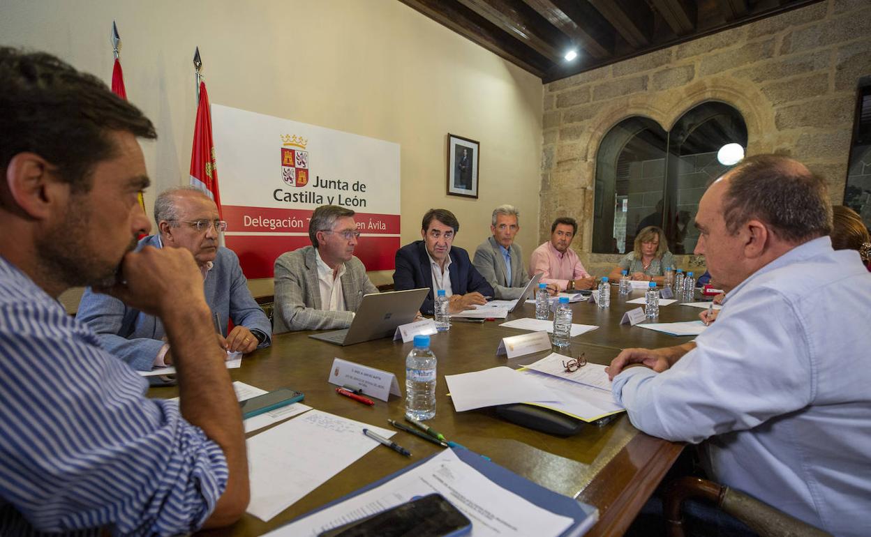 El consejero de Medio Ambiente, Vivienda y Ordenación del Territorio, Juan Carlos Suárez-Quiñones, mantiene una reunión de trabajo con los alcaldes de Cebreros, El Hoyo de Pinares y San Bartolomé de Pinares, afectados por incendios forestales.