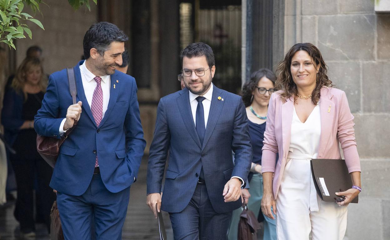 El president, flanqueado por sus consejeros, al entrar a la reunión de Govern. 