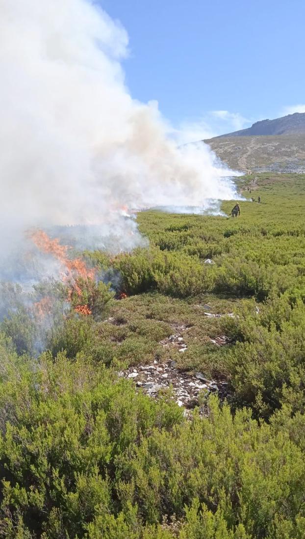 Fuego de contención avivado por los brigadistas para contener el paso de las llamas, este martes. 