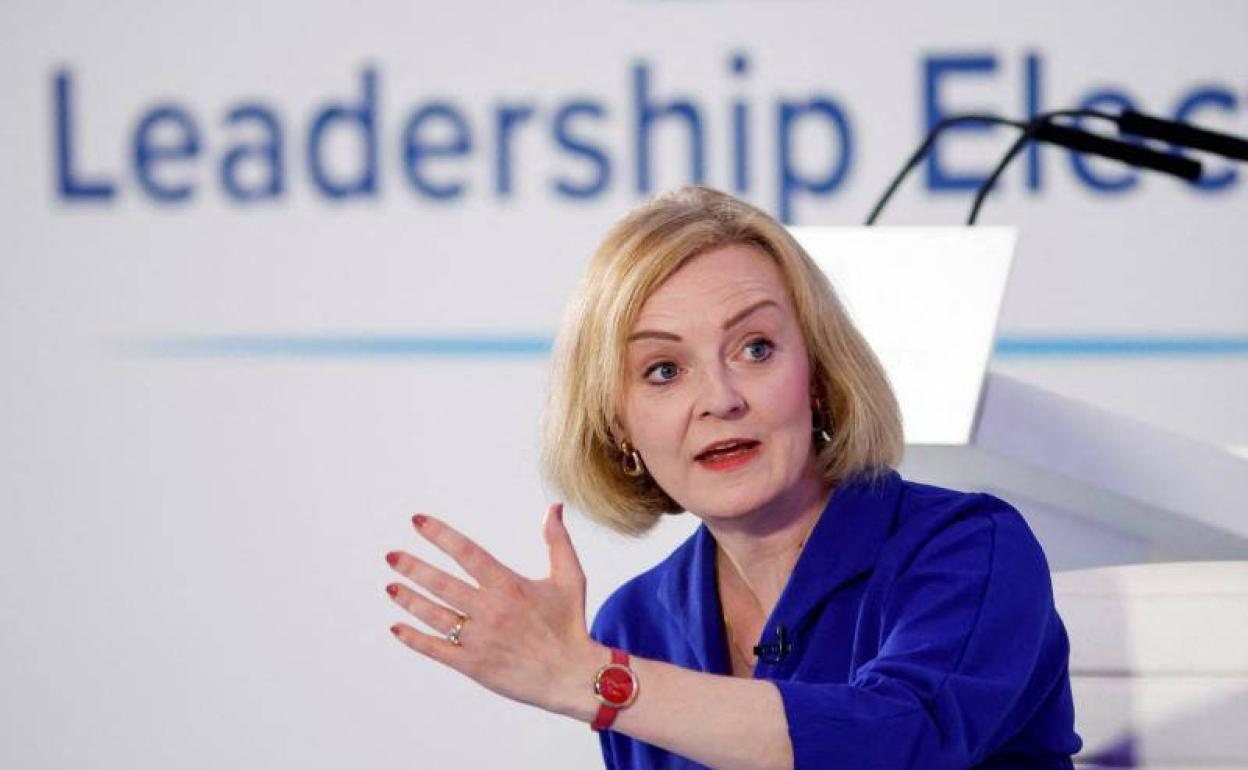 La favorita para liderar al Partido Conservador británico, Liz Truss, en un acto reciente