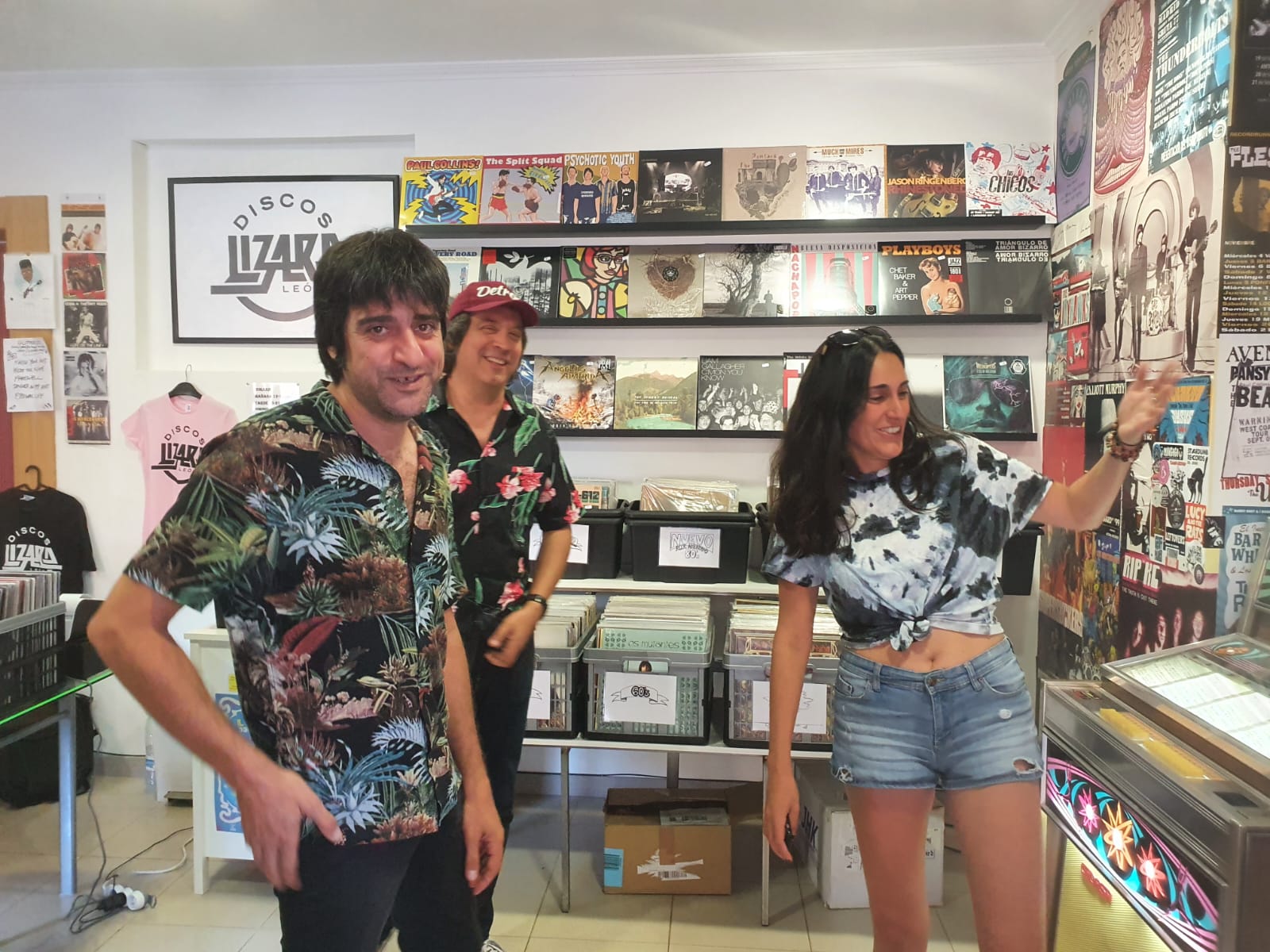 El promotor cultural leonés Juancho López y los músicos Mario Álvarez y Carmen García participantes del proyecto León Street Music mantienen una conversación antes del conciertos que ofrecen este miércoles en el barrio de San Manes