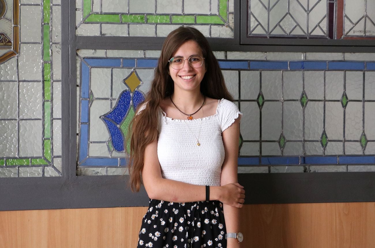 Laura Cuesta, estudiante de Doble Grado en Historia e Historia del Arte, y con una beca RALBAR de ULE y Fundación Banco Sabadell, realiza entrevistas y recopila imágenes del patrimonio perdido y modificado de la localidad | «La investigación es vital para que no se pierda el recuerdo», asegura. 