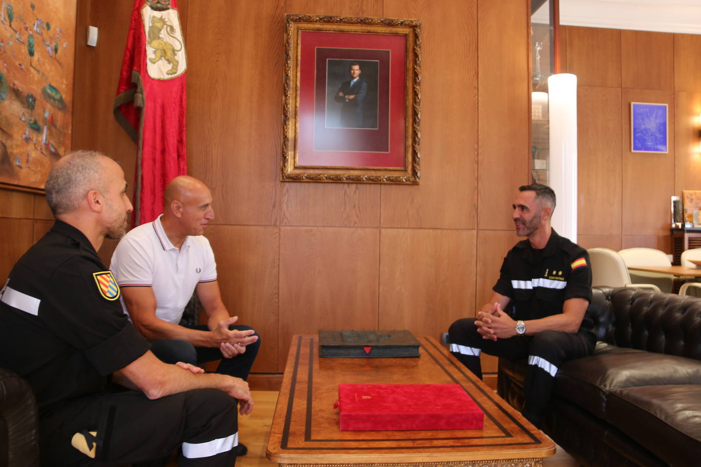 El alcalde de León, José Antonio Diez, recibe al nuevo teniente coronel de la UME