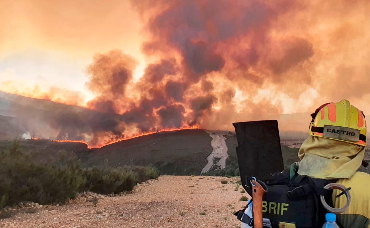 Reactivado el flanco izquierdo del incendio del campo de tiro del Teleno