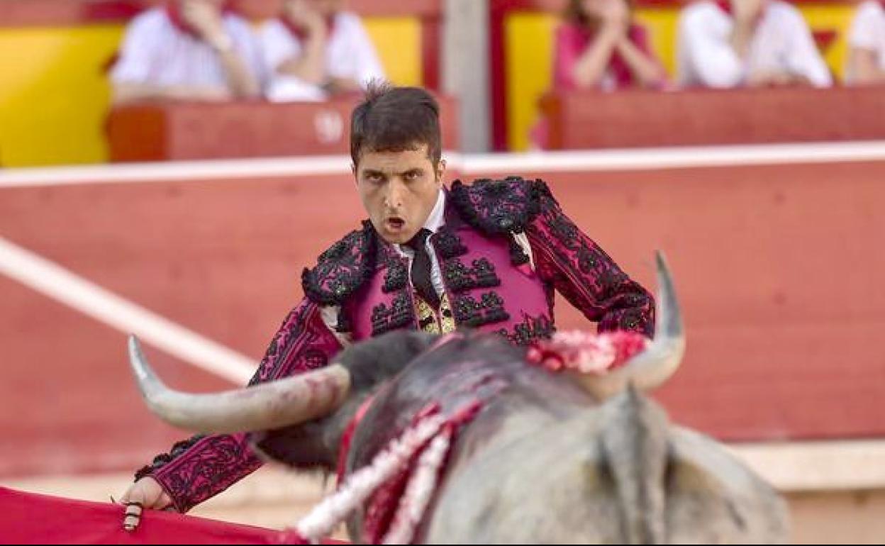 Javier Castaño, ante un toro de la ganadería de José Escolar en Pamplona.