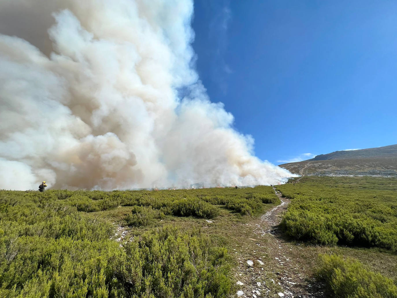 Reactivado el flanco izquierdo del incendio del campo de tiro del Teleno