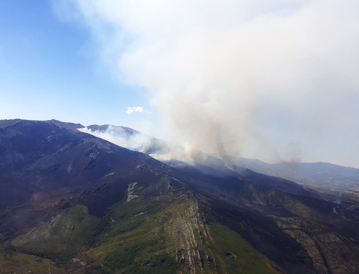 Reactivado el flanco izquierdo del incendio del campo de tiro del Teleno