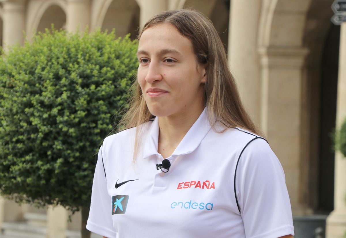 Tras lograr el cuarto puesto en el Campeonato de España júnior con el BF León, la leonesa ha sido plata en el Europeo sub-18 y bronce en el Mundial sub-18 de 3x3 con España