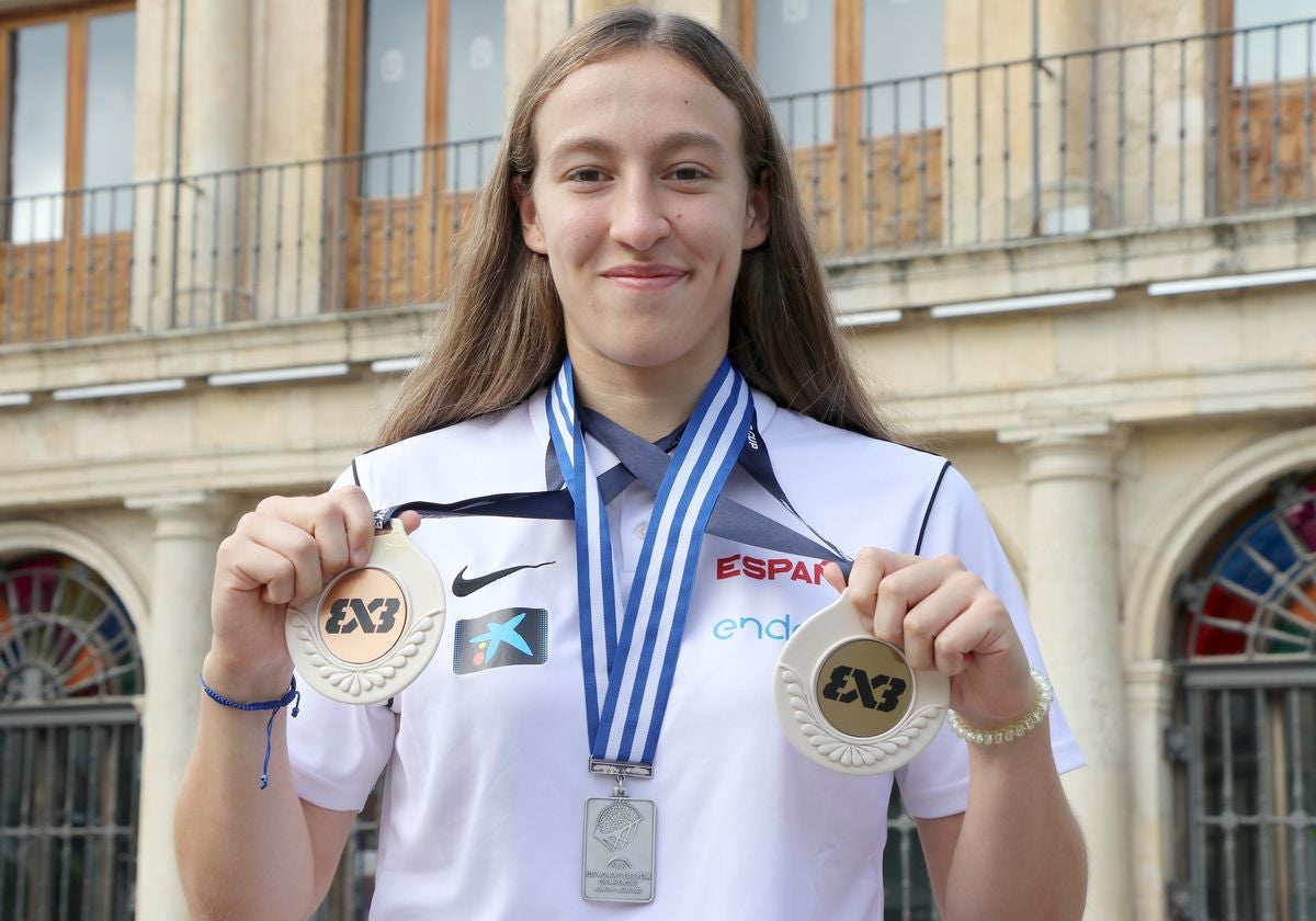 Tras lograr el cuarto puesto en el Campeonato de España júnior con el BF León, la leonesa ha sido plata en el Europeo sub-18 y bronce en el Mundial sub-18 de 3x3 con España