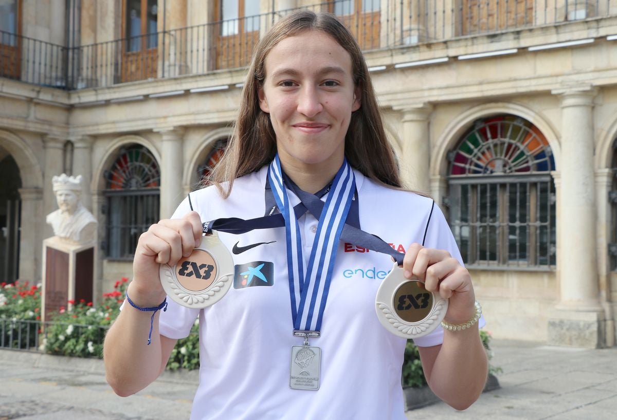 Tras lograr el cuarto puesto en el Campeonato de España júnior con el BF León, la leonesa ha sido plata en el Europeo sub-18 y bronce en el Mundial sub-18 de 3x3 con España