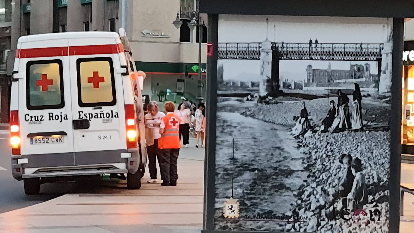 Cruz Roja presta una ayuda directa todos los martes y los jueves a las 171 personas sin techo que viven en las calles de León.