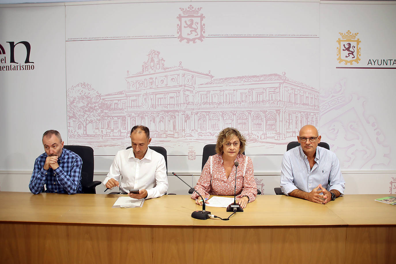 La concejala de Acción y Promoción Cultural, Evelia Fernández (C), junto a César Ordóñez, responsable de actividades culturales de la ULE; Javier Rodríguez, profesor de Historia Contemporánea de la ULE y Luis Grau, director del Museo de León en la presentación del XI Encuentro Internacional sobre Investigaciones Franquistas.