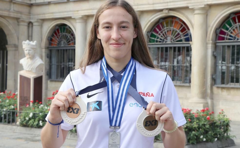 Alicia Flórez posa con todas las medallas internacionales logradas este verano.