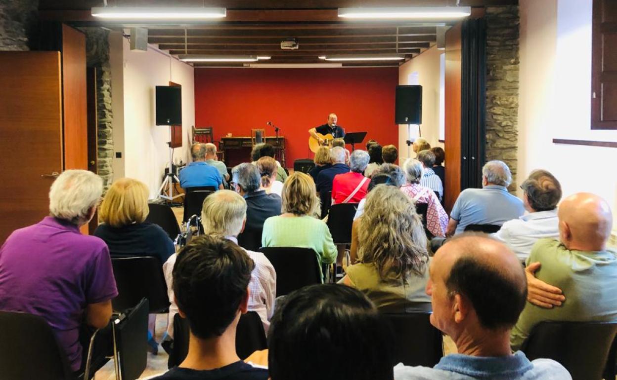 Voncierto en acústico del cantautor leonés afincado en Ponferrada 'Rafaria Montecristo'.