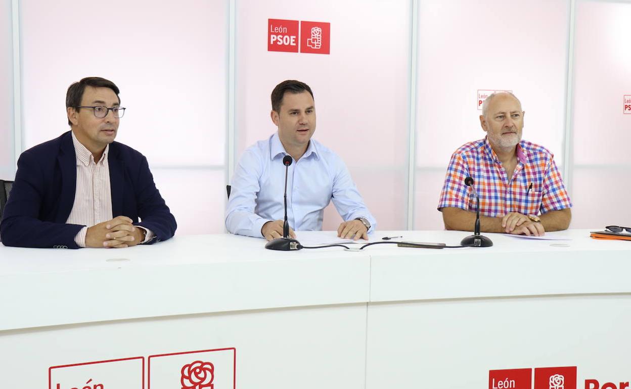 Fernando Pablos, Javier Cendón y Jesús Guerrero, de derecha a izquierda, en la rueda de prensa de presentación del curso escolar por parte del PSOE. 
