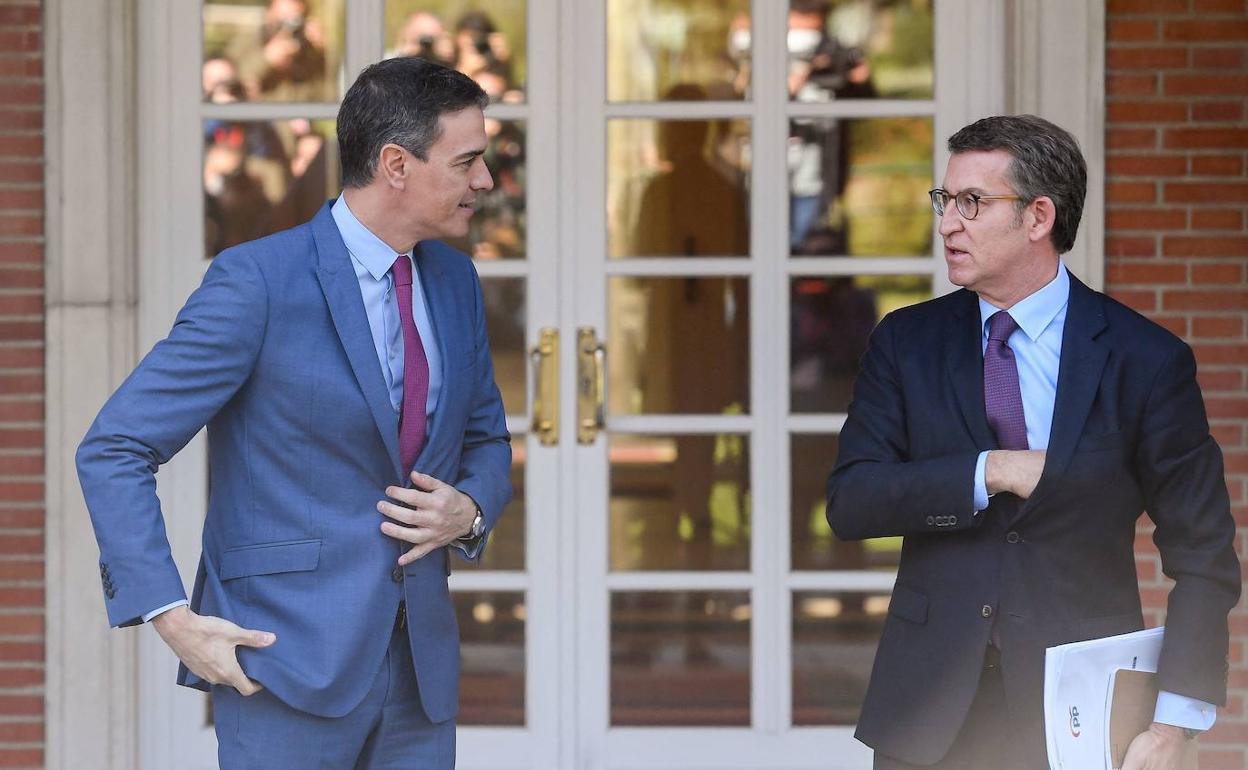 Sánchez y Feijóo, en abril pasado durante su única reunión en la Moncloa como presidente y jefe de la oposición. 