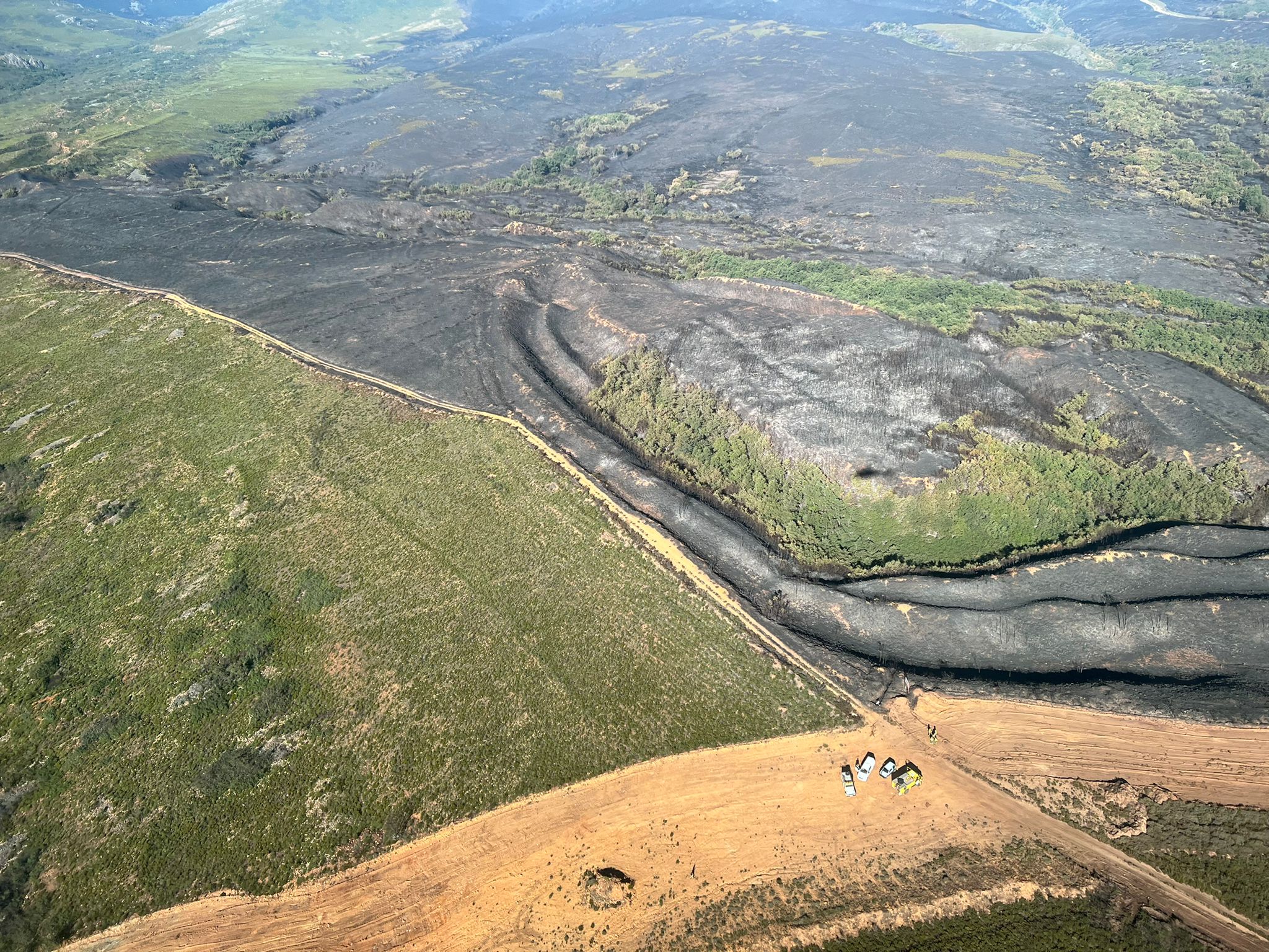 Las bajas temperaturas y la alta humedad propician una «noche de relativa calma» en el incendio del campo de tiro del Teleno. El fuego se mantiene activo en las zonas este y oeste en el noveno día del fuego. 